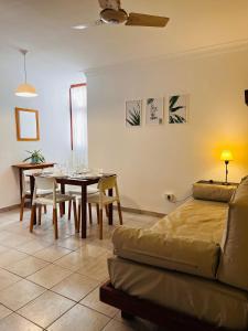 ein Wohnzimmer mit Tisch und Couch in der Unterkunft Depto. Magali en Zona Centro Para 4 Terraza Parrilla in Santiago del Estero
