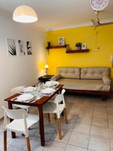 ein Esszimmer mit Tisch und Couch in der Unterkunft Depto. Magali en Zona Centro Para 4 Terraza Parrilla in Santiago del Estero