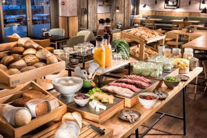 stół wypełniony różnymi rodzajami chleba w obiekcie Adina Apartment Hotel Copenhagen w Kopenhadze