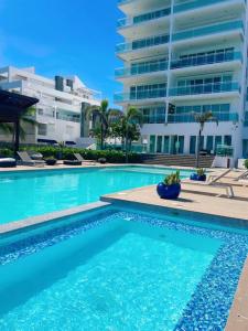 Bazén v ubytování Serenity by the Sea Oceanfront Apartment nebo v jeho okolí