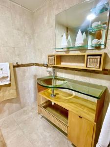 Koupelna v ubytování Serenity by the Sea Oceanfront Apartment