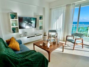 Posezení v ubytování Serenity by the Sea Oceanfront Apartment