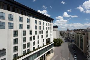 uma vista para um edifício branco e uma rua em Radisson Hotel Tunis, City Center em Tunes