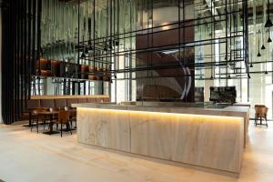 Radisson Hotel Tunis, City Center酒廊或酒吧区