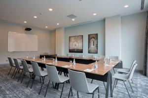 una sala conferenze con un lungo tavolo e sedie di Radisson Hotel Baku a Baku