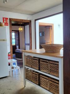 una cocina con una encimera con cestas de mimbre. en Auténtica Casa Rústica Canaria, en Puntagorda