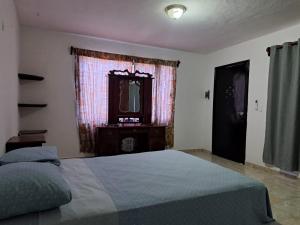 1 dormitorio con cama, tocador y espejo en Aurora, en Cancún