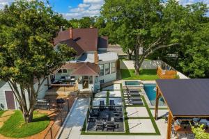 Luftaufnahme eines Hauses mit Swimmingpool in der Unterkunft Cloud 9 Pool Hot tub Fire pit Sleeps 18 in Fredericksburg