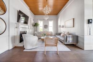 ein Wohnzimmer mit Sofa und Tisch in der Unterkunft Cloud 9 Pool Hot tub Fire pit Sleeps 18 in Fredericksburg