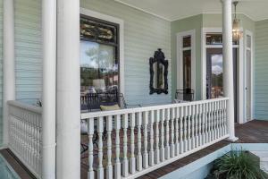 eine Veranda mit weißem Geländer an einem Haus in der Unterkunft Cloud 9 Pool Hot tub Fire pit Sleeps 18 in Fredericksburg