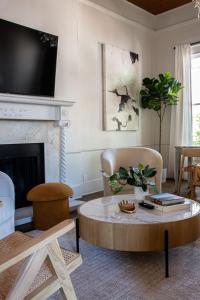 ein Wohnzimmer mit einem Couchtisch und einem Kamin in der Unterkunft Cloud 9 Pool Hot tub Fire pit Sleeps 18 in Fredericksburg + 47 Fotos