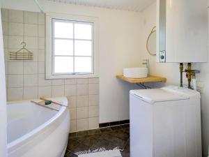 baño con bañera, aseo y ventana en Holiday home Vejby XXXVIII en Vejby