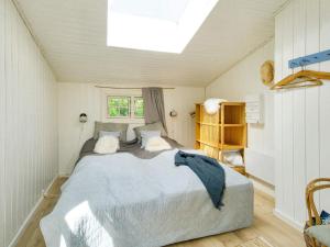 1 dormitorio con 1 cama en una habitación pequeña en Holiday home Vejby XXXVIII en Vejby