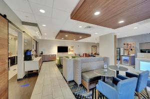Μια τηλεόραση ή/και κέντρο ψυχαγωγίας στο Holiday Inn Express Hotel & Suites Beatrice by IHG