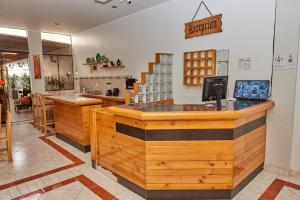 卡马纳Hostal Montecarlo的餐厅的酒吧,带台面