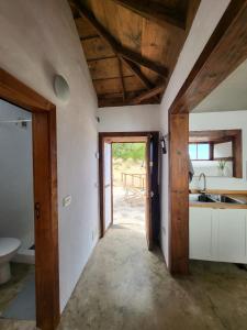 uma cozinha com paredes brancas e tectos em madeira em Auténtica Casa Rústica Canaria em Puntagorda