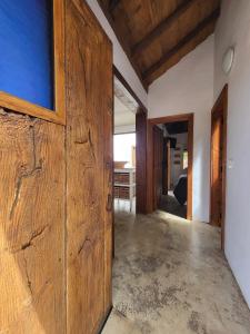 - un couloir avec une grande porte en bois dans l'établissement Auténtica Casa Rústica Canaria, à Puntagorda