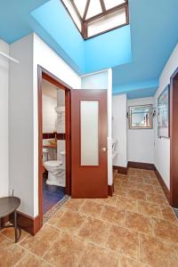 a bathroom with a blue ceiling and a toilet at Chelsea Pines Inn in New York +37 photos