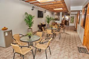 卡马纳Hostal Montecarlo的一间用餐室,内设桌椅