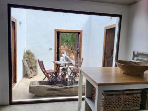 um espelho grande num quarto com uma mesa e cadeiras em Auténtica Casa Rústica Canaria em Puntagorda