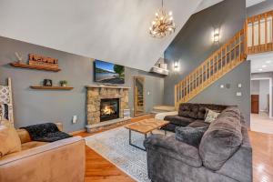 Afbeelding uit fotogalerij van 1 Mi to Beach Pocono Lake Chalet with Decks in Pocono Lake