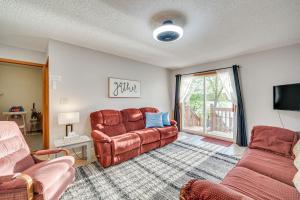 Χώρος καθιστικού στο Lakefront Family Retreat with Private Dock!