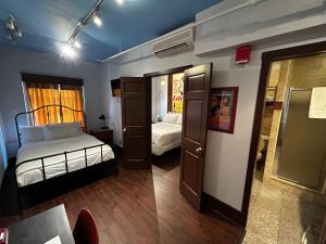 mały pokój z łóżkiem i pokój z łóżkiem w obiekcie Chelsea Pines Inn w Nowym Jorku