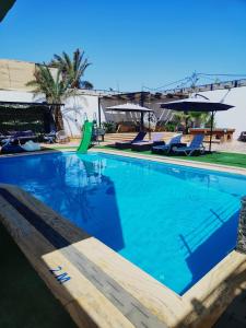 una piscina de agua azul en un complejo en Tala DeadSea Villa en Sowayma