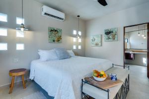 Hotel Hondo في لوس باريليس: غرفة نوم مع سرير ووعاء من الفواكه على طاولة