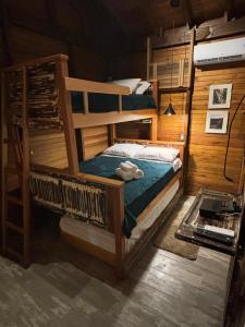 a bedroom with two bunk beds in a room at Chalés no meu quintal in Lauro Müller