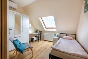 een slaapkamer met een bed, een bureau en een raam bij Zen Harmony Hideaway - private luxury rooms with AC in long-term shared apartment in Boedapest