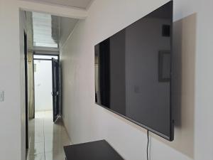 Una televisión o centro de entretenimiento en Apto 1