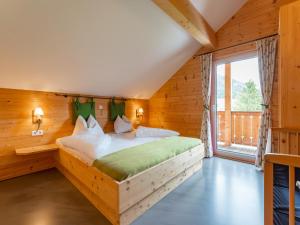 ein Schlafzimmer mit einem Bett in einem Zimmer mit einem Fenster in der Unterkunft Moarhof in Hohentauern