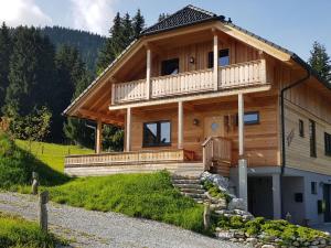 ein Blockhaus mit Balkon auf einem Hügel in der Unterkunft Moarhof in Hohentauern