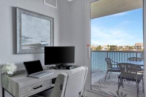 TV a/nebo společenská místnost v ubytování Waterfront -3BR - 2Kings -Pool Balcony - Beach