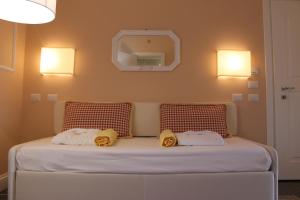 A bed or beds in a room at Hotel Helvetia