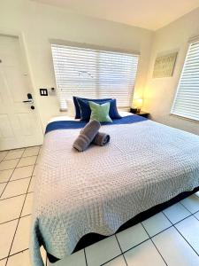 Un dormitorio con una cama grande con un animal de peluche. en Southwinds Inn by The Gold Nests, en Hollywood