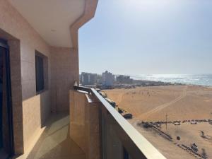 uma vista para a praia a partir da varanda de um edifício em Oasis, Seaside em Dakar
