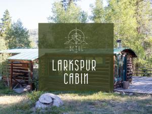 un panneau qui dit larkspur catherium à côté d'un bâtiment dans l'établissement Beyul Retreat, à Meredith