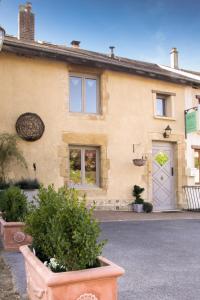 una casa con una puerta y algunas plantas delante de ella en Gîte Le Bol d'Air, en Puilly-et-Charbeaux