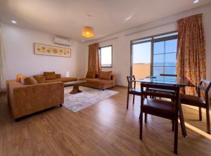uma sala de estar com um sofá e uma mesa em Oasis, Seaside em Dakar