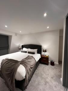 倫敦的住宿－Mayfair Piccadilly Apartment 5，一间卧室配有一张大床和黑色床头板