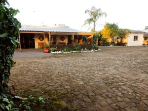 ein Haus mit einer steinernen Einfahrt davor in der Unterkunft Hotel Alvorada in Alegrete