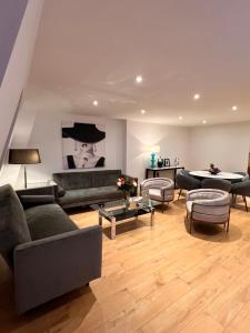 倫敦的住宿－Mayfair Piccadilly Apartment 5，客厅配有沙发、椅子和桌子