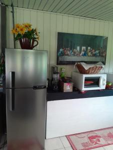 einen Kühlschrank in einer Küche mit einer Mikrowelle in der Unterkunft Pousada Araquari Hostel in Paraty + 55 Fotos