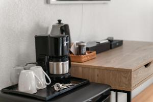 Příslušenství pro přípravu čaje a kávy v ubytování Kettle Valley Beach Resort