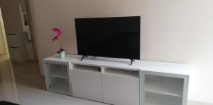 un centro di intrattenimento bianco con una TV a schermo piatto di Apartamento corazon de Canteras a Las Palmas de Gran Canaria