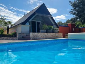 Πισίνα στο ή κοντά στο Gîte authentique avec piscine chauffée et jardin paysager près de Nantes - FR-1-306-962 +12 φωτογραφίες