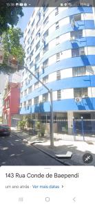 un semáforo frente a un edificio alto en Apartamento Modernizado, en Río de Janeiro