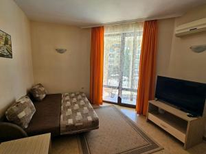 Un televizor și/sau centru de divertisment la Apartment Lilou - 3 pools, SPA, gym, playgrounds
